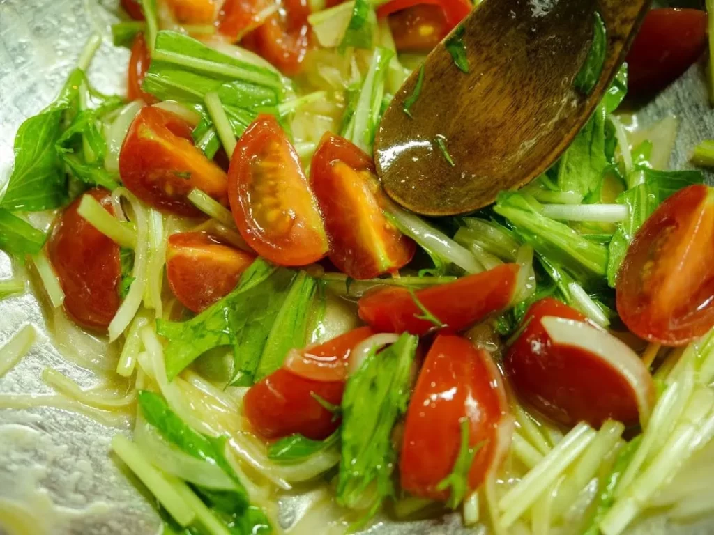 ボウルに切った野菜とオリーブオイル、梅酢、ニンニクを入れ、よく混ぜ合わせる。