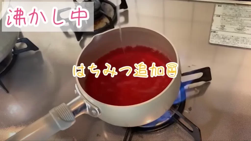 ピクルス液の材料を鍋に入れて、沸騰させる